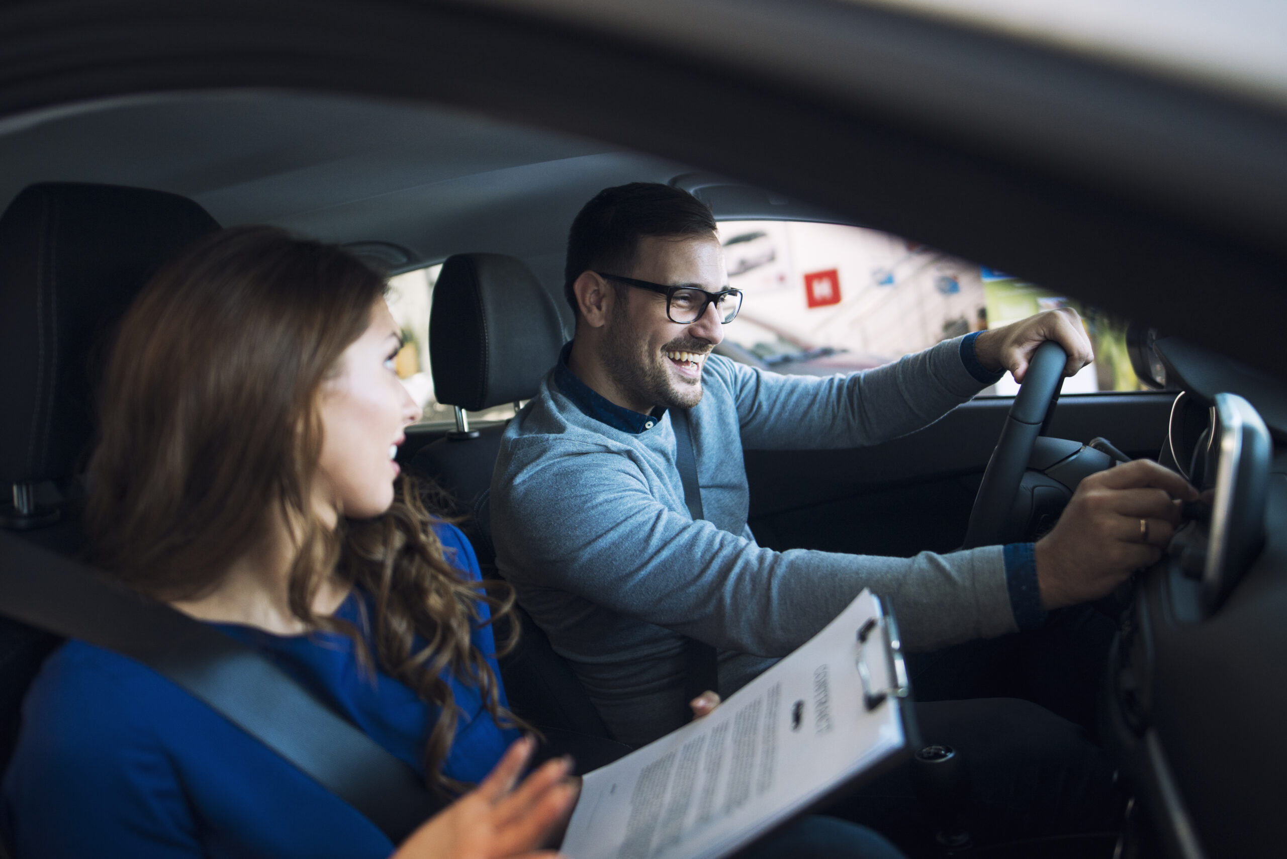 homme souriant au volant