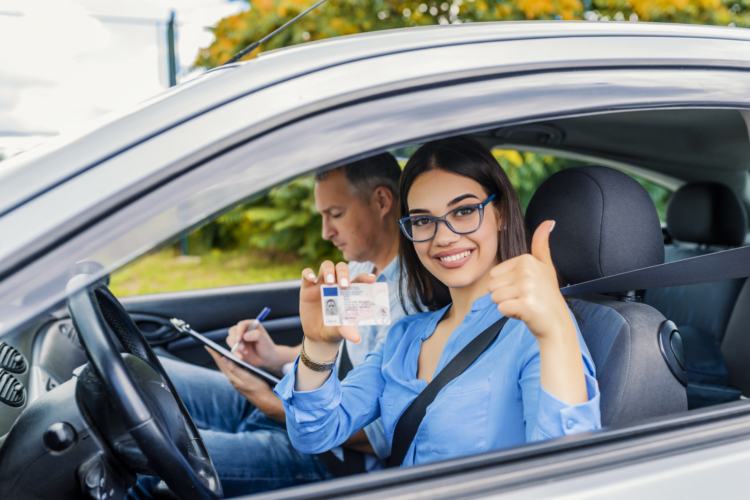 auto ecole jeune femme qui passe son permis